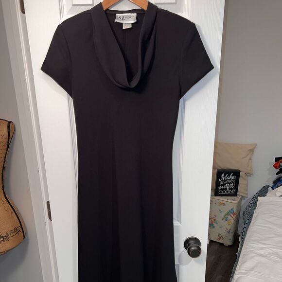 Black dress - Picture 2 of 7